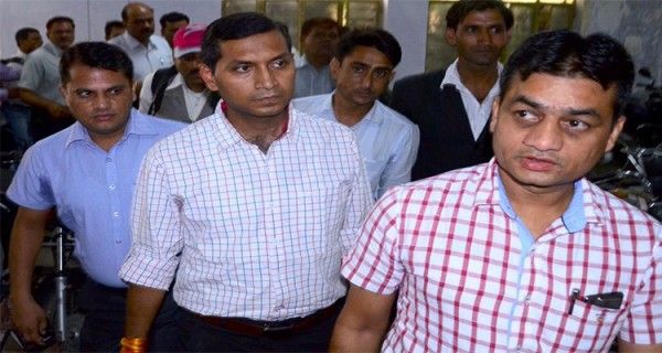 नीरज को गिरफ्तारी के बाद कोर्ट में पेश करती एसीबी