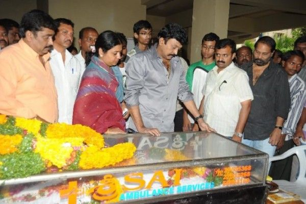 अंतिम सफ़र में शामिल हुए कई कलाकार.