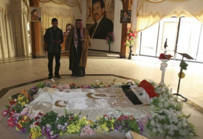 ये सद्दाम हुसैन की कब्र है. शिया समुदाय नहीं चाहता था कि सद्दाम की लाश किसी मकबरे में दफ्न की जाए. उन्हें डर था कि ये जगह किसी तीर्थ का रूप ले लेगी. ऐसा हुआ भी. इसके अलावा सद्दाम से जुड़े सारे प्रतीकों पर बैन लगा दिया गया था. 