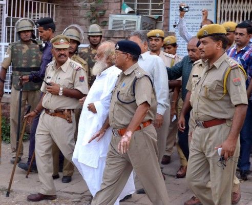 जेल जाते आसाराम. 