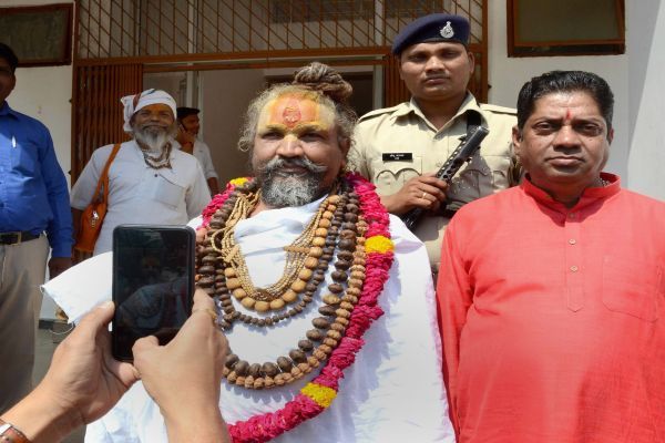 मंत्री का दर्जा मिलते ही बयान से पलटने वाले कंप्यूटर बाबा को 7500 रुपए तन्ख्वाह के अलावा ढेरों सुविधाएं मिलती हैं. सब सरकारी खर्च पर.