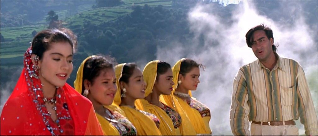 अजय देवगन और काजोल 1995 में आई फिल्म "गुंडाराज" के गाने में - "न जाने इक निगाह में क्या ले गया कोई."