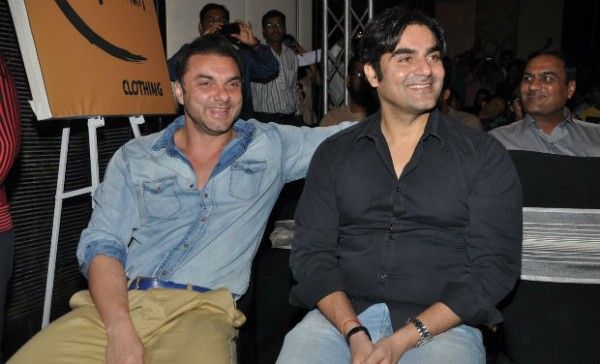 बेंच पर बैठे अरबाज और सोहेल