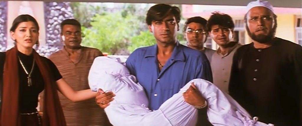 'ज़ख़्म' के एक दृश्य में अजय.