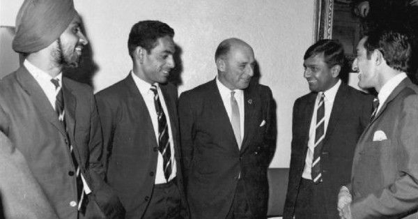 1967-68 में ऑस्ट्रेलिया दौरे पर गई भारतीय टीम के बिशन सिंह बेदी, आबिद अली, इरापल्ली प्रसन्ना और कैप्टन टाइगर पटौदी मेलबर्न के मेयर आर.टी. टैल्बट से मिलते हुए. 