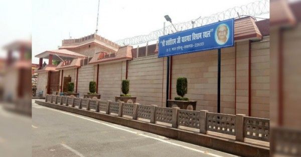 मायावती के बंगले के बाहर लगा बोर्ड.