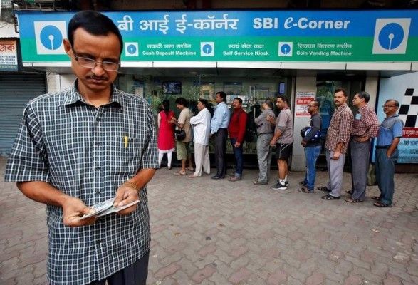 बैंक ग्राहकों पर लगातार चार्ज लगाते जा रहे हैं. (सांकेतिक फोटोः रॉयटर्स)