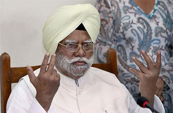 बूटा सिंह उस समय केंद्रीय गृह मंत्री थे. कहते हैं कि इन्होंने ही हर्ष वर्धन के सिर पर हाथ रखा हुआ था. ये रिश्ता एक-दूसरे को फायदा पहुंचाता था. 