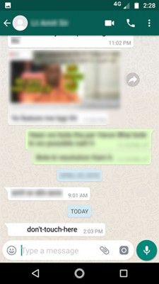 लोग खेल रहे हैं