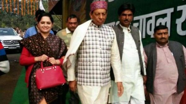 हुकुम सिंह के साथ मृगांका.