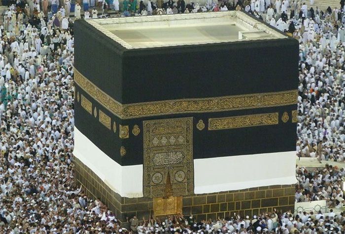 जब इस्लाम नहीं था, तब भी वहां रहने वाले कबीलों के बीच काबा की ये जगह काफी पूज्य मानी जाती थी. लोग दूर-दूर से यहां आते थे. 
