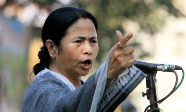 पंचायत चुनाव में वोटिंग वाले दिन की हिंसा में ही 18 लोग मारे गए. ममता बनर्जी ने कहा- ये तो छोटी सी घटना है. 18 लोगों का मर जाना, खुलेआम उत्पात होना, मारकाट होना, ये सब ममता के लिए छोटी बात है (फोटो: पीटीआई)