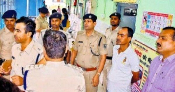 पीड़िता का मेडिकल कराने के दौरान पुलिस.