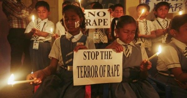 प्रतीक फोटो. रेप के खिलाफ प्रदर्शन कर रहे स्कूली बच्चे. (फोटोःरॉयटर्स)