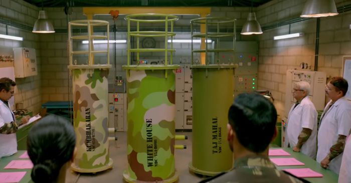 असल में 5 न्यूक्लीयर बॉम्ब का टेस्ट होना था, जिसमें से एक फ्यूज़न और चार फिज़न बम थे. लेकिन फिल्म में इन बमों की संख्या छह बताई गई है.