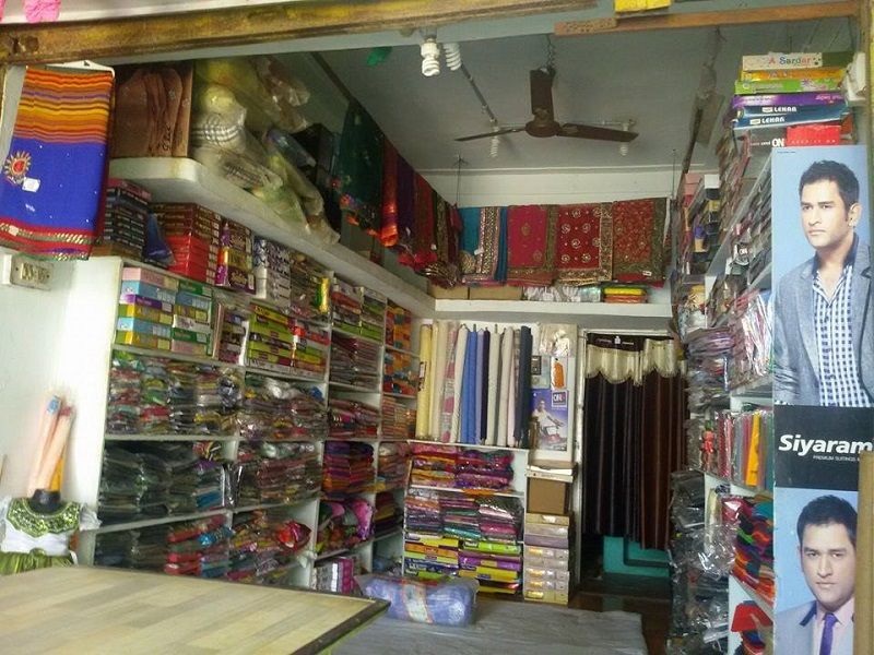 अंदर से कपड़े की दुकान