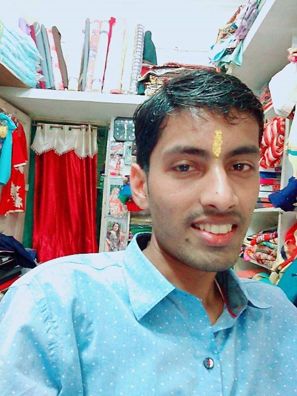 अपनी दुकान में स्वैग से स्वागत करते पीयूष