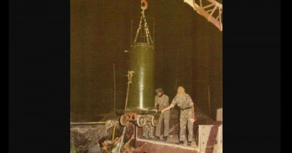 8 मई की रात पोखरण में कुएं में उतारा जा रहा एक उपकरण.