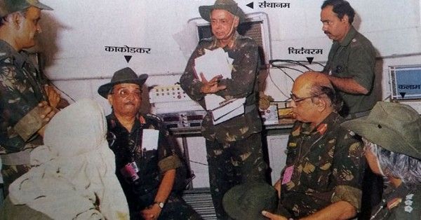 बंकर में सेना की वर्दी में बैठे वैज्ञानिक