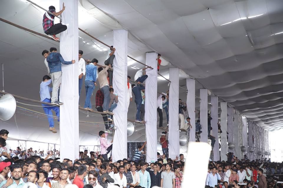 हनुमान बेनीवाल को देखने के लिए पंडाल के डंडों पर चढ़े समर्थक 