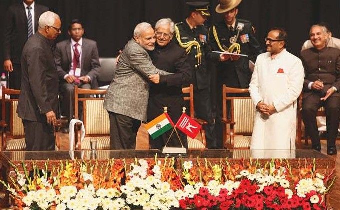 जम्मू कश्मीर की गठबंधन सरकार के मुख्यमंत्री की शपथ लेने के बाद प्रधानमंत्री मोदी के गले लगते मुफ्ती मुहम्मद सईद. फोटोः एपी)