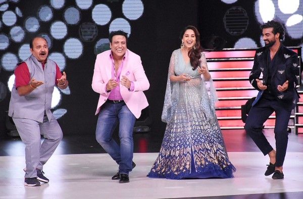 माधुरी दीक्षित भी साथ देने आ गईं.