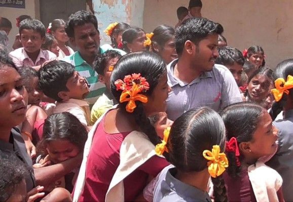 बच्चों ने टीचर को जाते देख बवाल मचा दिया.