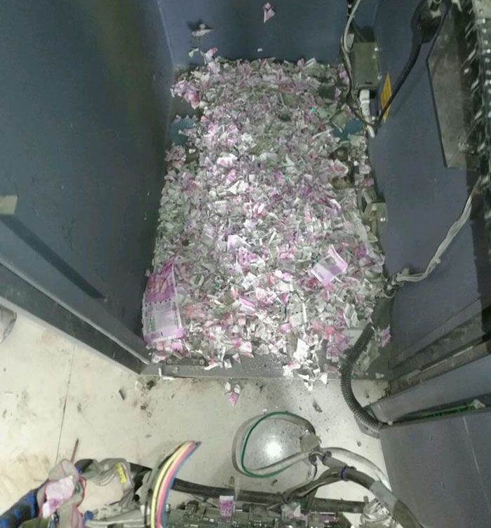 20 मई से 10 जून तक ATM पर ताला लटका था. 11 जून को जब रिपेयरमैन ATM के अंदर गए, तो उन्होंने वहां 500 और 2000 के नोटों की कतरन का ढेर देखा.