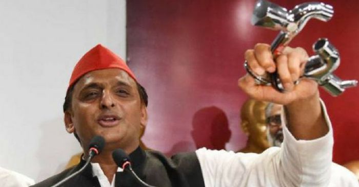 दो टोंटी हाथ में लेकर प्रेस से बात करते अखिलेश.