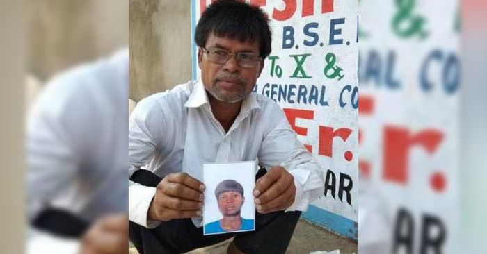 अपने बेटे की फोटो के साथ सुकून पासवान.