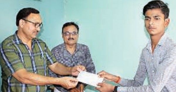 डीआईओएस राजकुमार यादव ने आलोक को एक लाख रुपये का नया चेक सौंपा है.