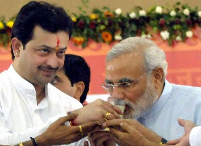 सितंबर 2011 में नरेंद्र मोदी ने सद्भावना उपवास किया. तब वो गुजरात के मुख्यमंत्री थे. व्रत खुलवाने के लिए कई संतों को बुलाया गया. न्योता पाने वालों में भैय्यूजी भी शामिल थे. 