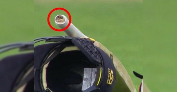 बल्ले पर जो लिखा है वो विवाद का कारण बन सकता है.