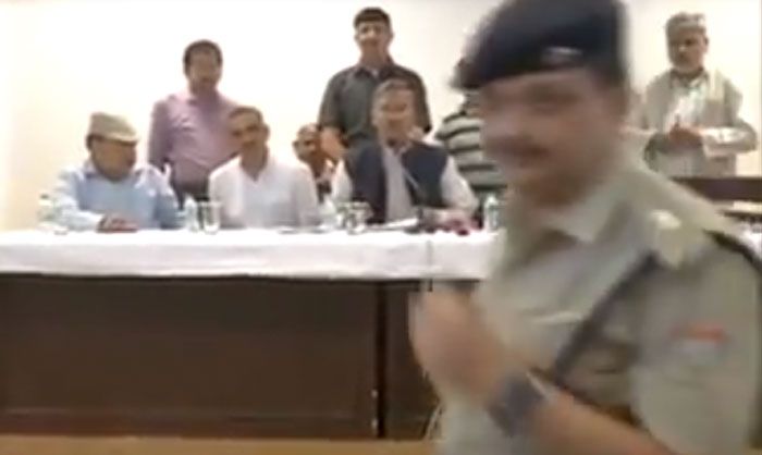 मुख्यमंत्री त्रिवेंद्र सिंह रावत ने सबसे ज्यादा बदतमीजी क्या दिखाई, पता है. वो बार-बार उस महिला को सस्पेंड करने की धमकी देते रहे. पहले धमकी दी. फिर आदेश दे दिया. कि आज के आज इसे सस्पेंड करो. 