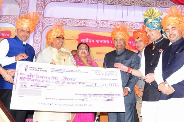 शिवराज सिंह चौहान, रामनाथ कोविंद और देवेंद्र फडनवीस के साथ भैयूजी महाराज. (फोटोःफेसबुक) 