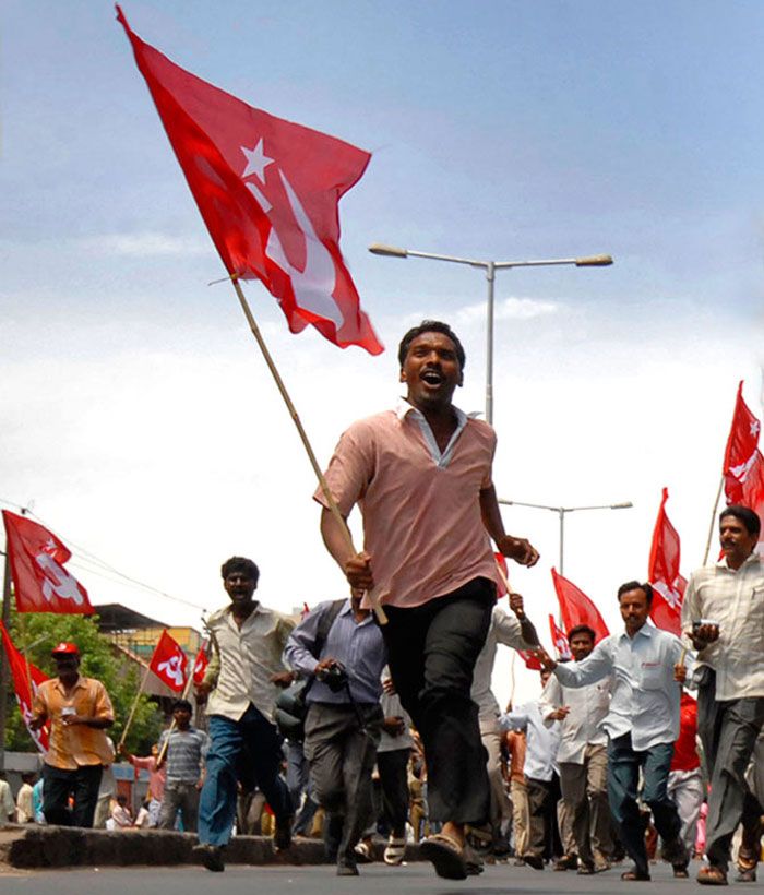 CPM गठबंधन सरकार में थी. लेकिन वो खुद बवाल काटने में आगे थी. कारखानों में जब मजदूर हंगामा करते और मैनेजमेंट पुलिस को बुलाता, तो पुलिस वहां पहुंचती नहीं थी. श्रम और गृह विभाग, दोनों ही CPM के पास थे. सरकार घुटनों पर थी जैसे. ऐसा भी लगता था कि CPM इस सरकार में रहकर अपनी मसीहा वाली छवि मजबूत करना चाहती है. शायद उसे इसका फायदा भी हुआ. चुनावों में उसका जनाधार लगातार बढ़ता रहा (फोटो: रॉयटर्स)