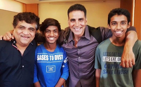 फिल्म के तीन प्रमुख किरदारों के साथ अक्षय.