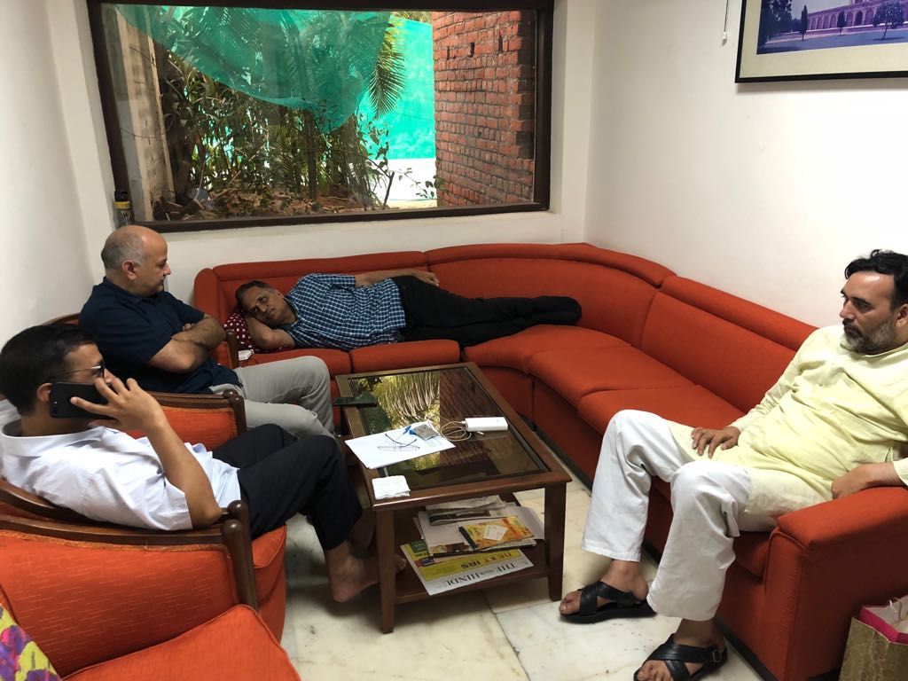 बैजल के यहां चल रहा धरना अपने तीसरे दिन में है. लेकिन बैजल को समय नहीं मिल रहा.