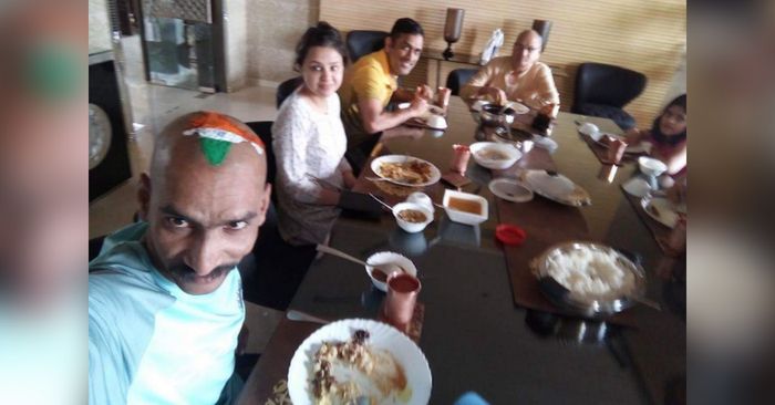 धोनी के परिवार के साथ लंच करते सुधीर.