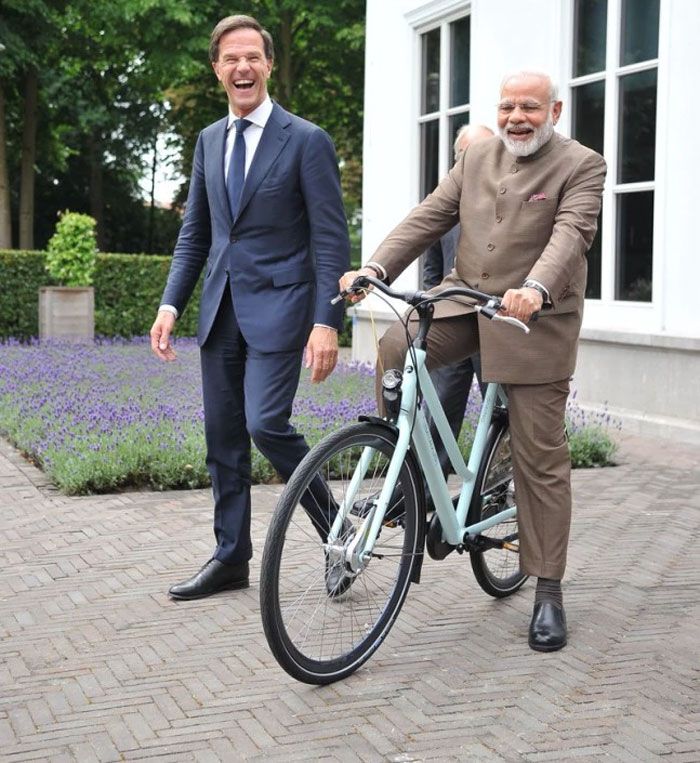 ये फोटो याद है आपको? इसमें हमारे वाले प्रधानमंत्री के साथ खड़े जो हंस रहे हैं, वहीं हैं मार्क रुट. उन्होंने PM मोदी को ये साइकिल तोहफे में दी थी. 