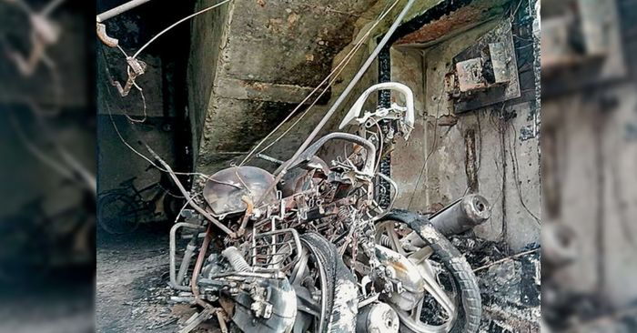 आग के बाद जली हुई दो बाइक, इनमें आग के चलते दिख रहीं सीढ़ियों से ऊपर जाना मुमकिन नहीं था.