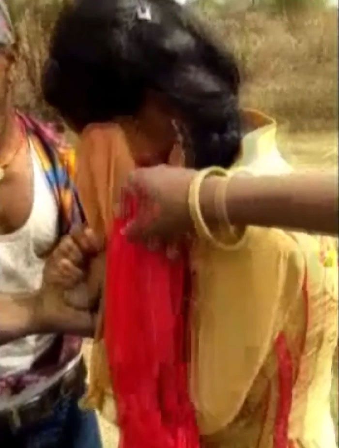 गया से एक वायरल विडियो आया था. इसमें एक जोड़े के साथ गांव के कुछ लोगों ने बदसलूकी की थी. लड़की के साथ छेड़छाड़ की गई और लड़के को पीटा गया. ये उसी विडियो का एक फ्रेम है. 