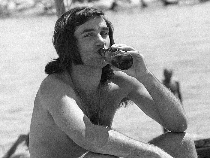 जॉर्ज बेस्ट ने जाने कितने ही लोगों को फुटबॉल से मुहब्बत करना सिखाया. कइयों के लिए फुटबॉल देखने की वजह बने वो. वो मैनचेस्टर यूनाइटेड क्लब के लिए खेलते थे. 474 मैचों में करीब 181 गोल किए उन्होंने. फुटबॉल के मैदान से बाहर बड़ी रंगीन थी उनकी जिंदगी. खूब शराब पीते थे. तेज कारों का शौक था (फोटो: एपी) 