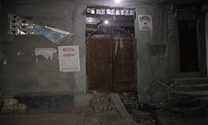 ये वही मदरसा है, जहां ये गैंगरेप हुआ. पुलिस का कहना है कि यहां करीब छह लड़के पढ़ते थे. कुछ बच्चे थे. कुछ बड़े लड़के. पुलिस का कहना है कि मौलवी को सब पता था. वो चाहता, तो सही समय पर पुलिस को खबर कर सकता था. गैंगरेप रोक सकता था. लेकिन वो चुप रहा. 