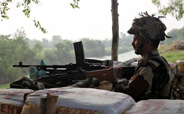 असली सवाल यही है. कि सर्जिकल स्ट्राइक के बाद कितनी सारी गंभीर और संवेदनशील वजह गिनाई गई. कहा गया कि विडियो किसी भी हाल में जारी नहीं किया जा सकता. वो तर्क समझ आता है. लेकिन दो साल से भी कम वक्त के अंदर विडियो का बाहर आ जाना समझ से बाहर है (फोटो: रॉयटर्स)