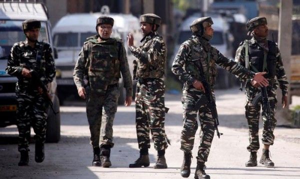 सेना और अर्धसैनिक हर वक्त हमारी सुरक्षा में मुस्तैद रहते हैं. फाइल फोटो. इंडिया टुडे. 