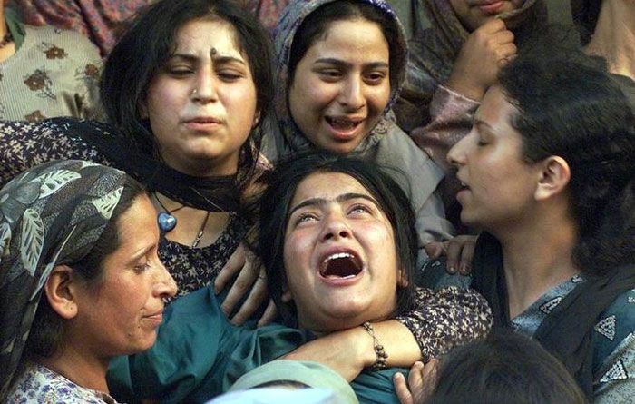 ये कुका की हत्या के बाद की तस्वीर है. जब उसका जनाजा निकल रहा था. तस्वीर में जो लड़की पथराई आंखों से ऊपर ताकती हुई रो रही है, वो कुका की बेटी है (फोटो: रॉयटर्स)