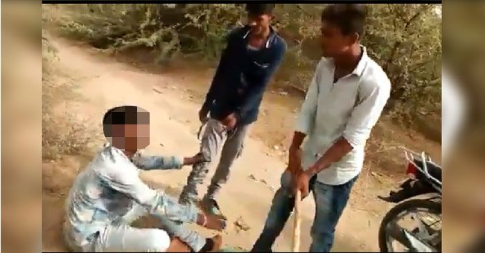 दलित लड़का छोड़ देने की गुहार लगाता रहा.