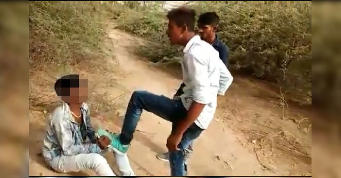 गुजरात में दलित की जूतियां पहनने पर पिटाई की गई.