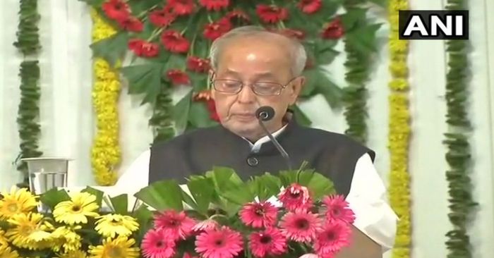 मंच से बोलते प्रणब दा.